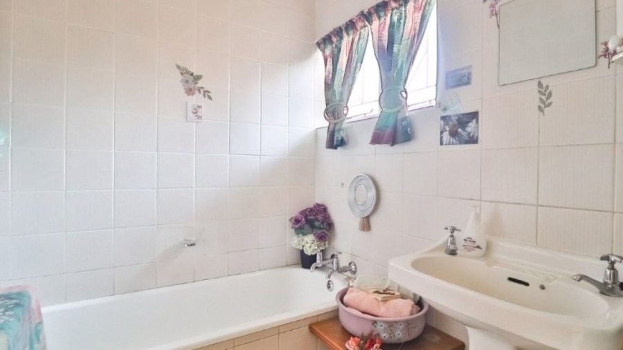 5 Bedroom Property for Sale in Birchleigh Gauteng