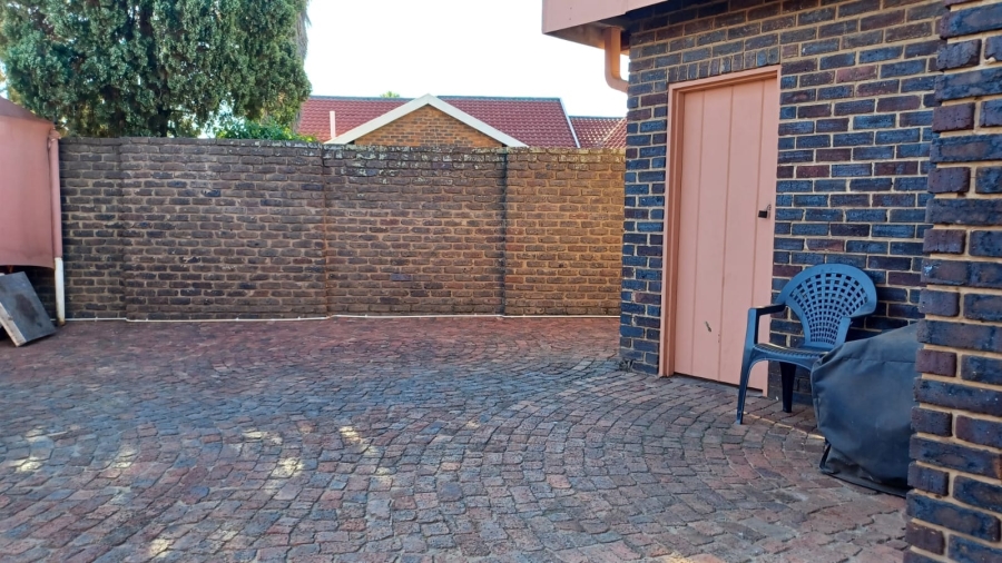 3 Bedroom Property for Sale in Falcon Ridge Gauteng