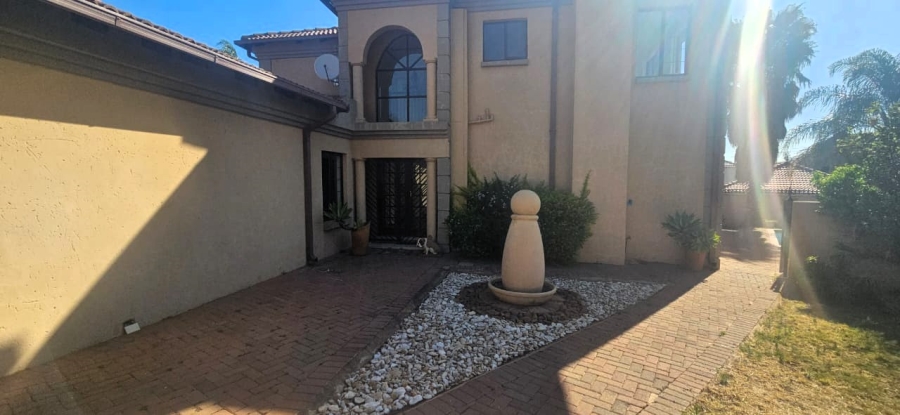 To Let 4 Bedroom Property for Rent in Faerie Glen Gauteng