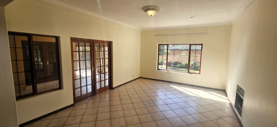 To Let 4 Bedroom Property for Rent in Faerie Glen Gauteng