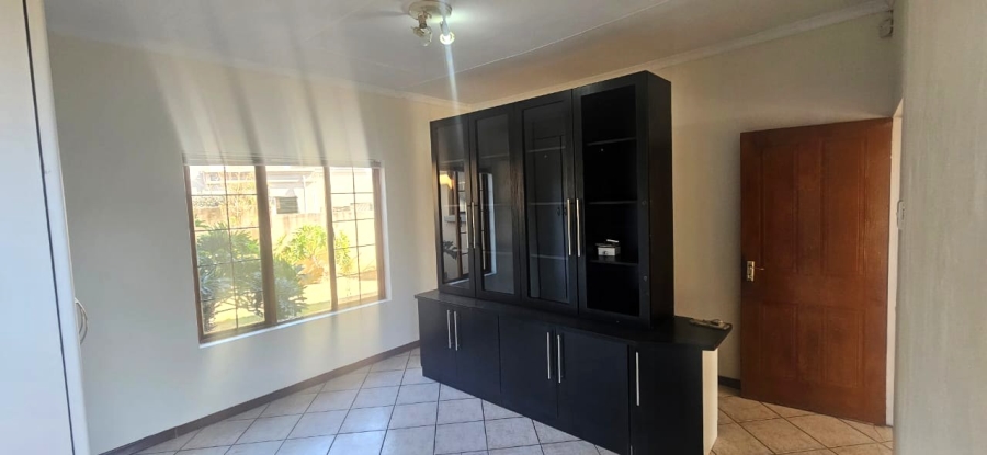 To Let 4 Bedroom Property for Rent in Faerie Glen Gauteng