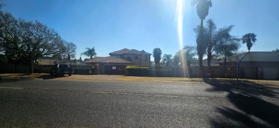 To Let 4 Bedroom Property for Rent in Faerie Glen Gauteng
