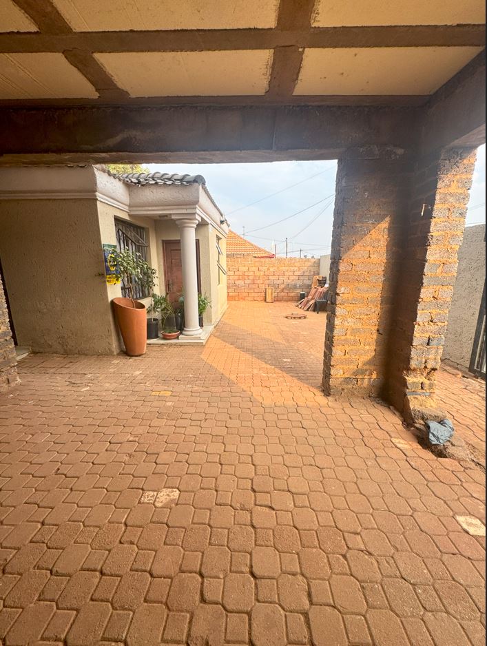 8 Bedroom Property for Sale in Doornkop Gauteng