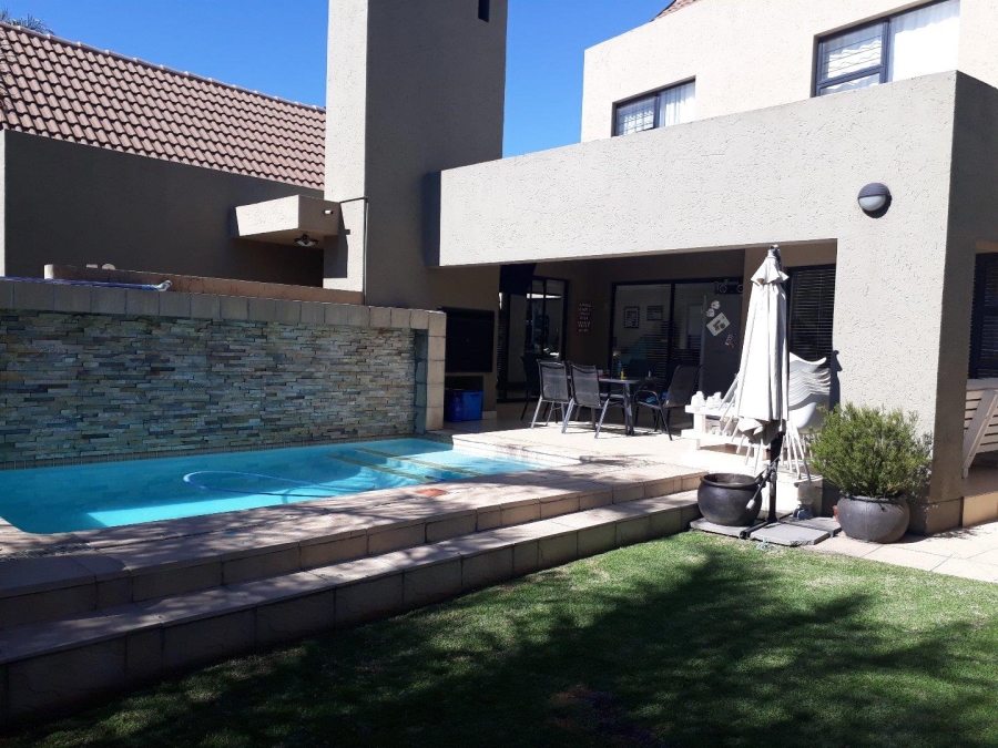 To Let 4 Bedroom Property for Rent in Greenstone Hill Gauteng