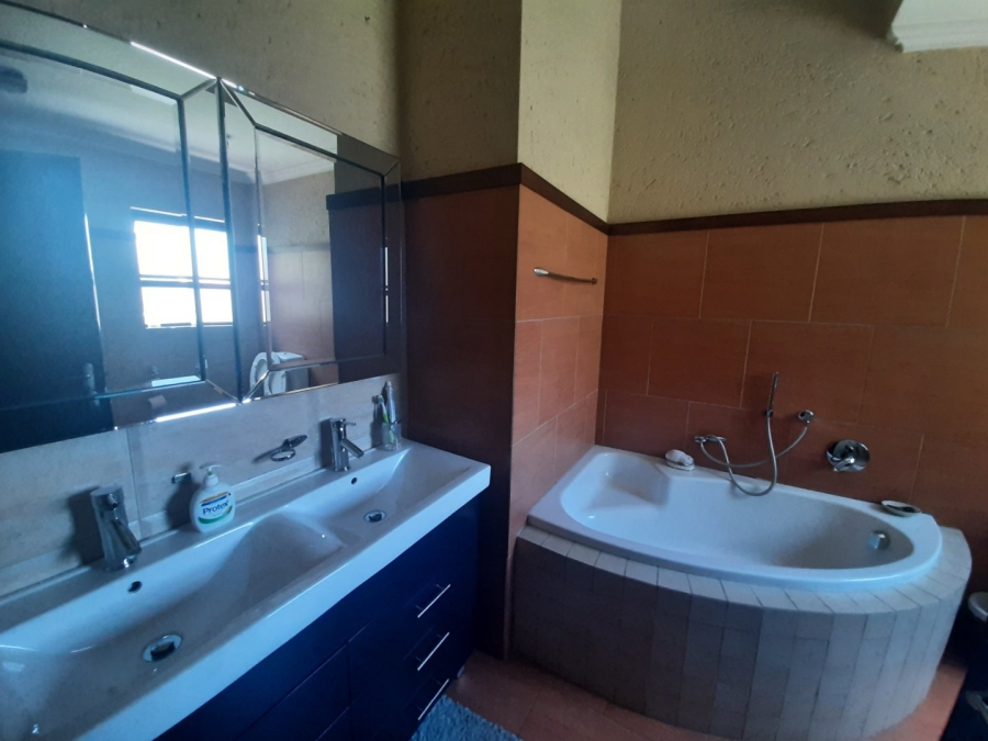 To Let 4 Bedroom Property for Rent in Greenstone Hill Gauteng