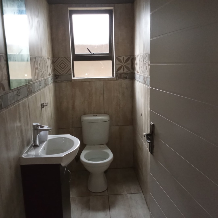 4 Bedroom Property for Sale in Blue Hills Gauteng