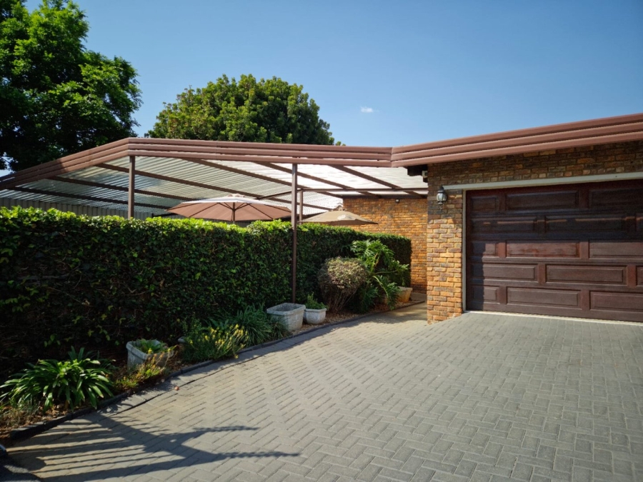 5 Bedroom Property for Sale in Garsfontein Gauteng