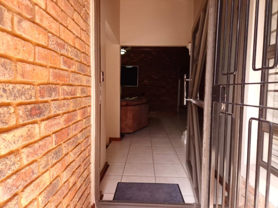 5 Bedroom Property for Sale in Garsfontein Gauteng