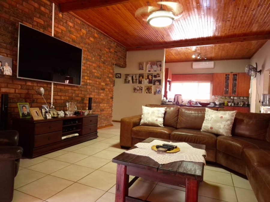 5 Bedroom Property for Sale in Garsfontein Gauteng