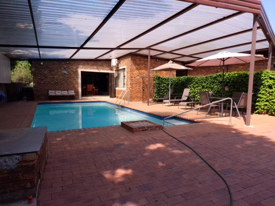 5 Bedroom Property for Sale in Garsfontein Gauteng