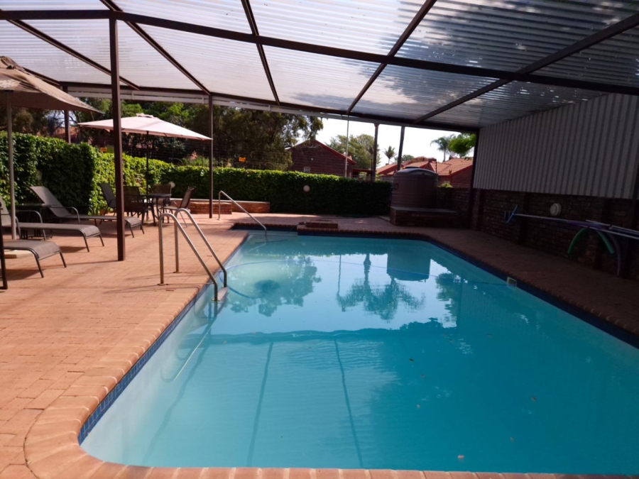 5 Bedroom Property for Sale in Garsfontein Gauteng