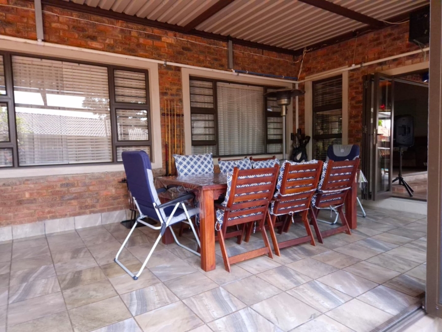 5 Bedroom Property for Sale in Garsfontein Gauteng