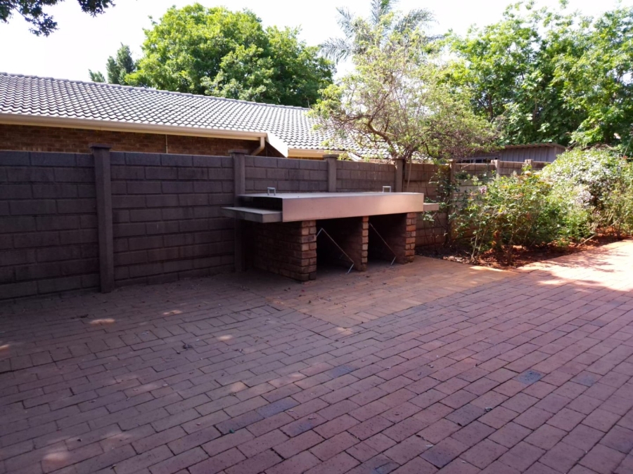 5 Bedroom Property for Sale in Garsfontein Gauteng