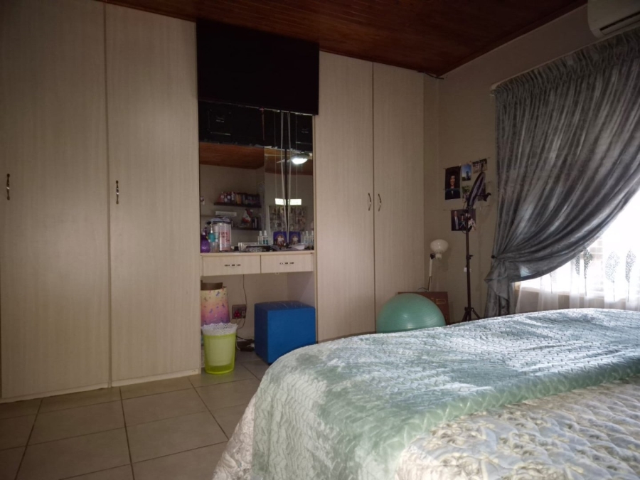 5 Bedroom Property for Sale in Garsfontein Gauteng