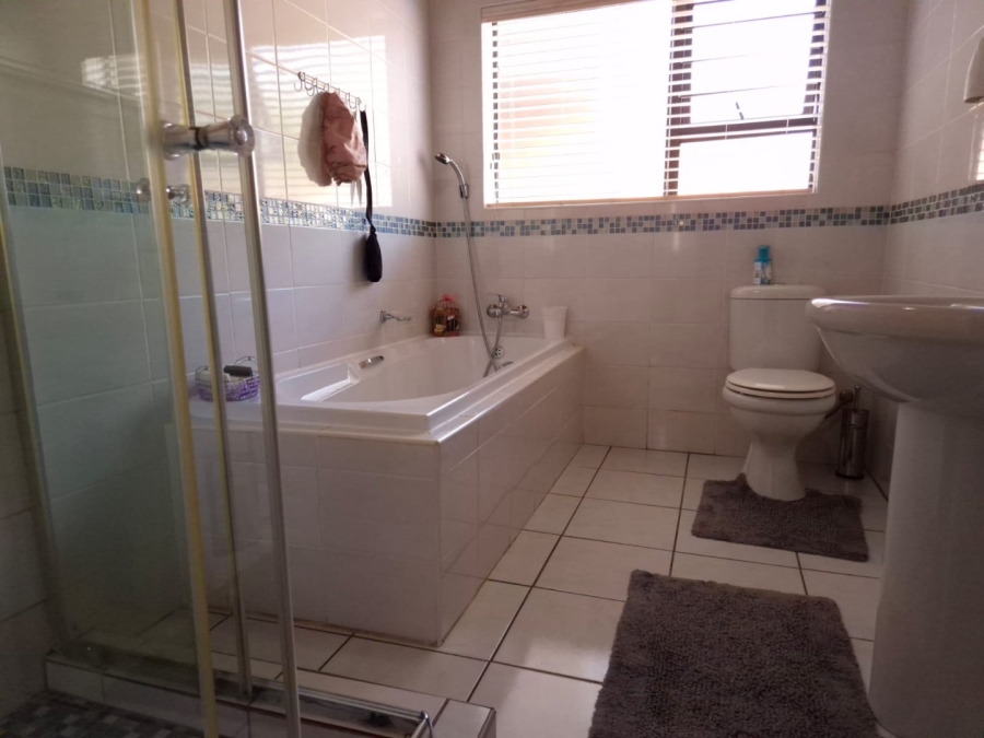 5 Bedroom Property for Sale in Garsfontein Gauteng