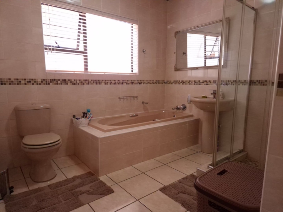 5 Bedroom Property for Sale in Garsfontein Gauteng
