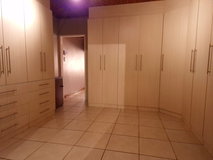 5 Bedroom Property for Sale in Garsfontein Gauteng