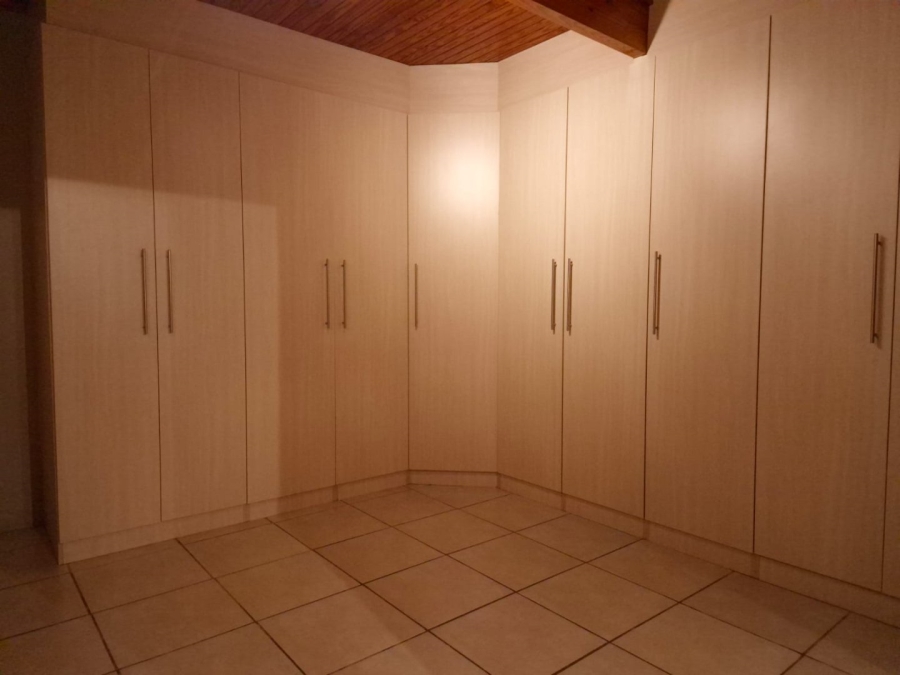 5 Bedroom Property for Sale in Garsfontein Gauteng