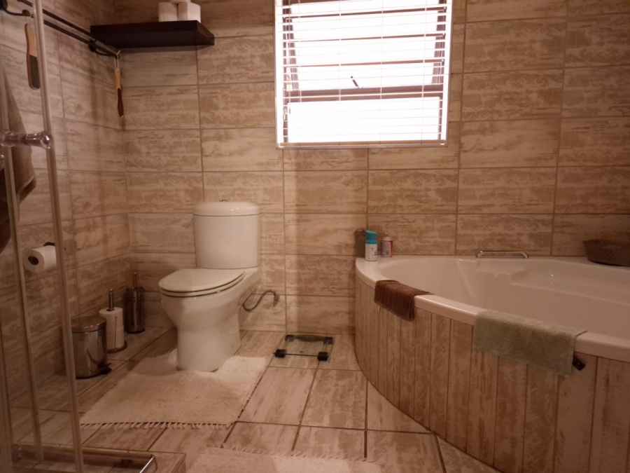 5 Bedroom Property for Sale in Garsfontein Gauteng