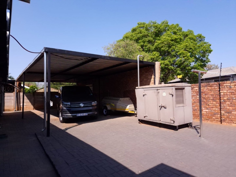 5 Bedroom Property for Sale in Garsfontein Gauteng