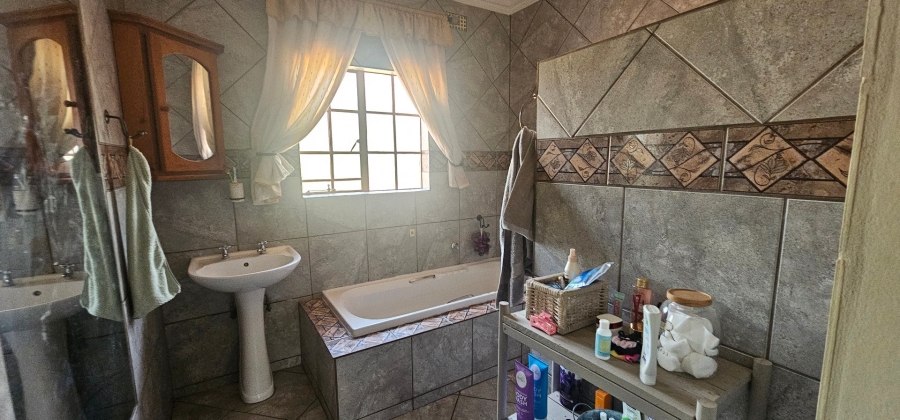 4 Bedroom Property for Sale in Rynoue Gauteng