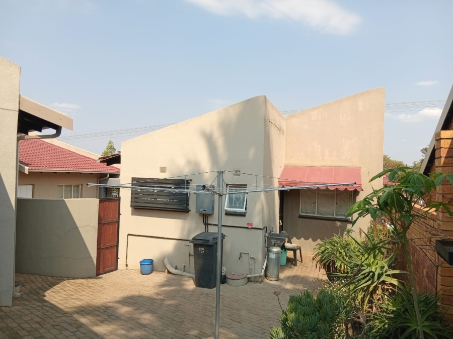 To Let 3 Bedroom Property for Rent in Oakdene Gauteng