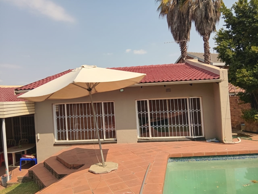 To Let 3 Bedroom Property for Rent in Oakdene Gauteng