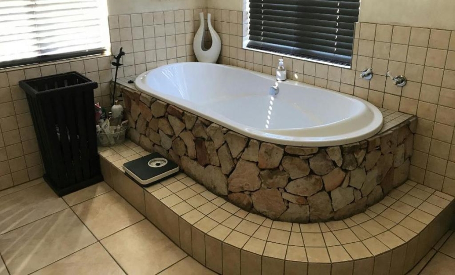 5 Bedroom Property for Sale in Aquavista Mountain Estate Gauteng