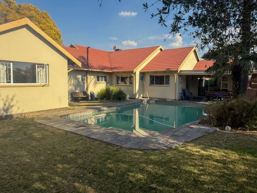 5 Bedroom Property for Sale in Farrarmere Gauteng