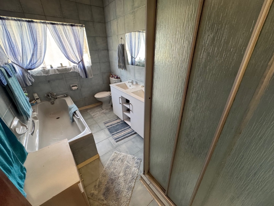 5 Bedroom Property for Sale in Birchleigh Gauteng