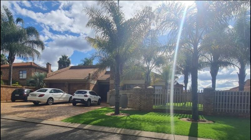5 Bedroom Property for Sale in Glen Marais Gauteng