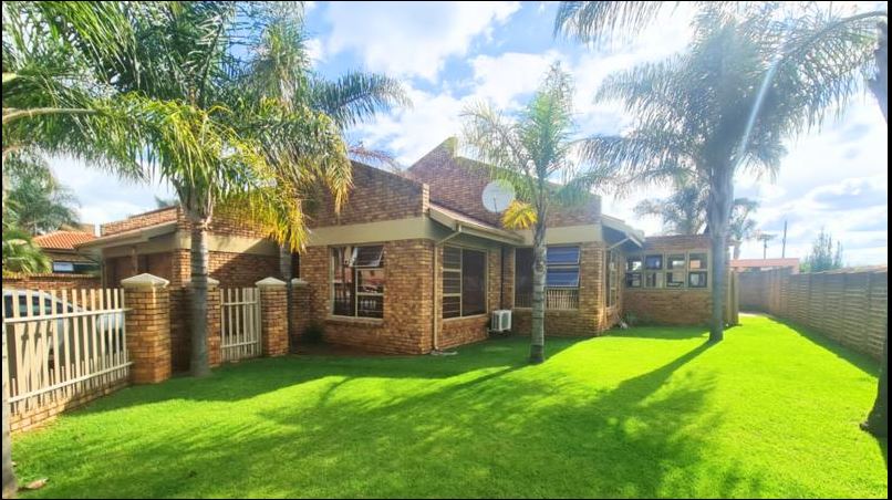 5 Bedroom Property for Sale in Glen Marais Gauteng