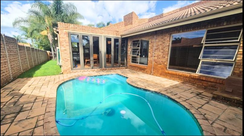 5 Bedroom Property for Sale in Glen Marais Gauteng