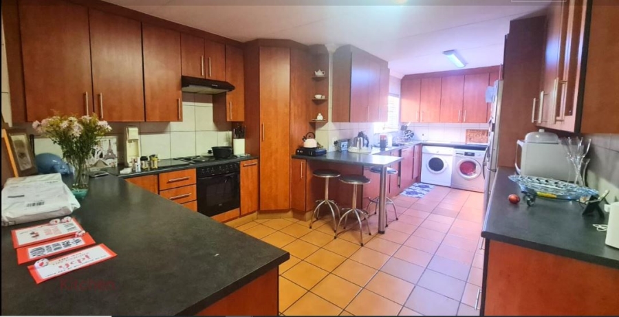 5 Bedroom Property for Sale in Glen Marais Gauteng