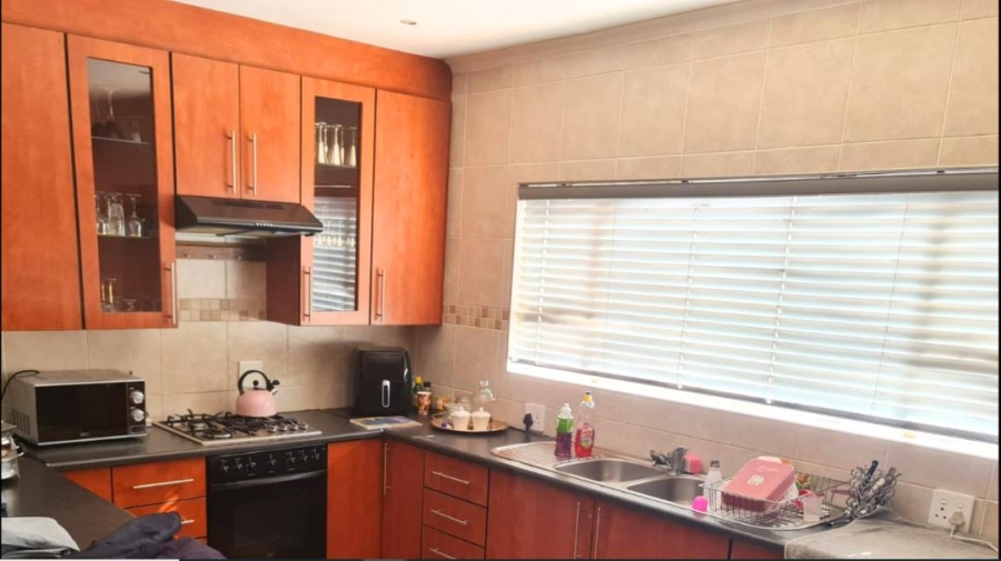 5 Bedroom Property for Sale in Glen Marais Gauteng