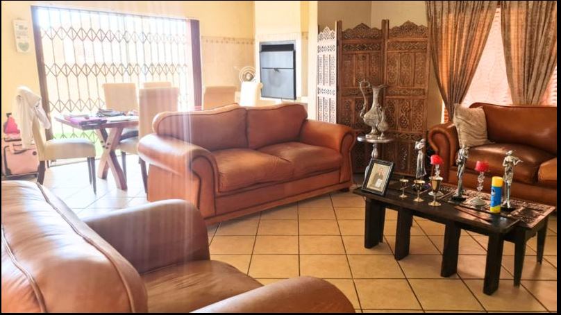 5 Bedroom Property for Sale in Glen Marais Gauteng