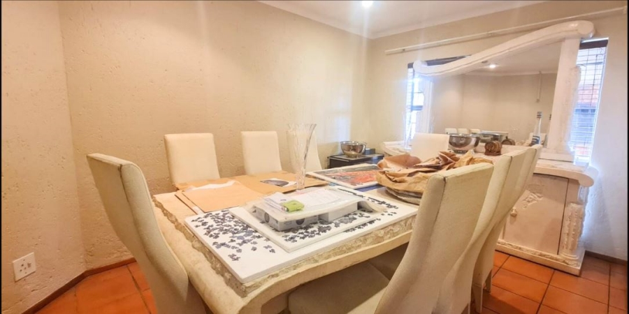 5 Bedroom Property for Sale in Glen Marais Gauteng