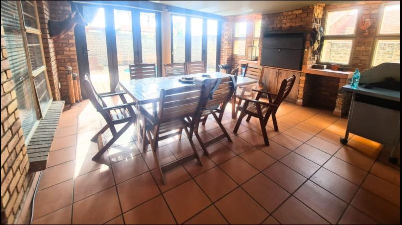 5 Bedroom Property for Sale in Glen Marais Gauteng