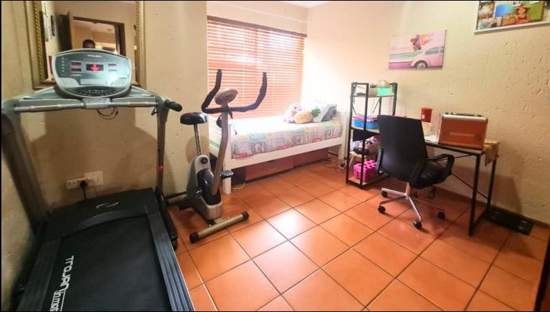 5 Bedroom Property for Sale in Glen Marais Gauteng