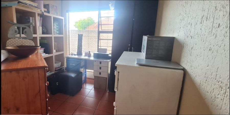 5 Bedroom Property for Sale in Glen Marais Gauteng