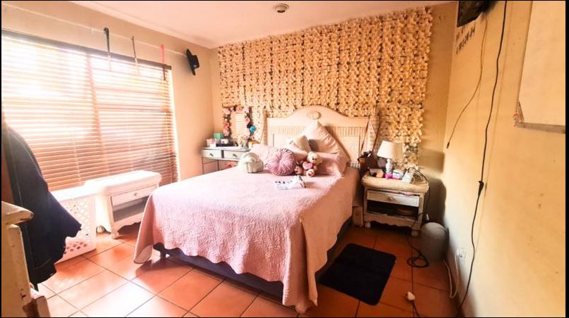 5 Bedroom Property for Sale in Glen Marais Gauteng