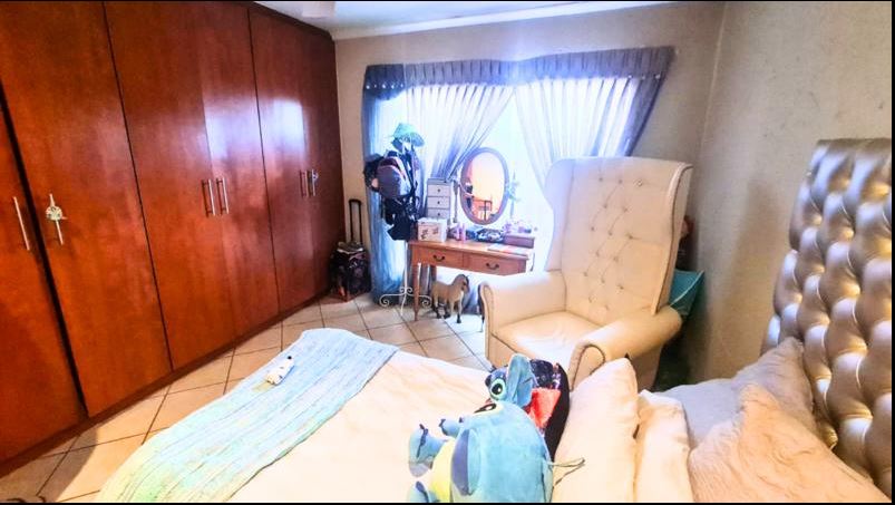 5 Bedroom Property for Sale in Glen Marais Gauteng