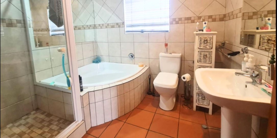 5 Bedroom Property for Sale in Glen Marais Gauteng