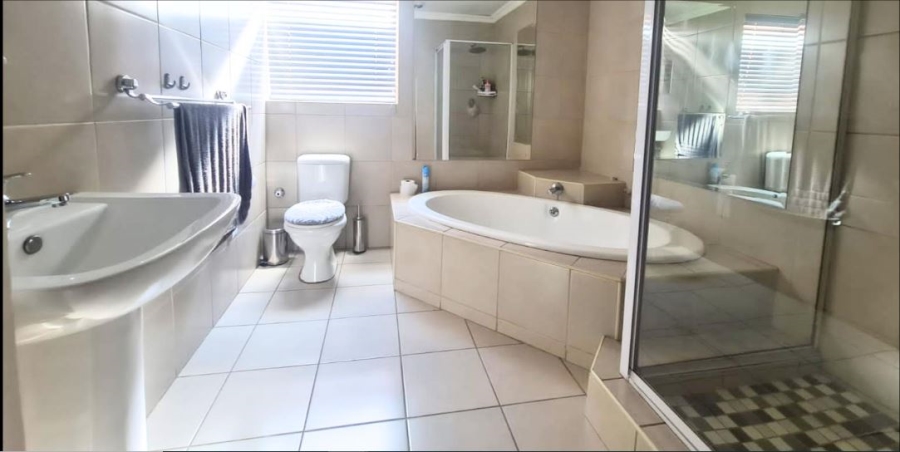 5 Bedroom Property for Sale in Glen Marais Gauteng