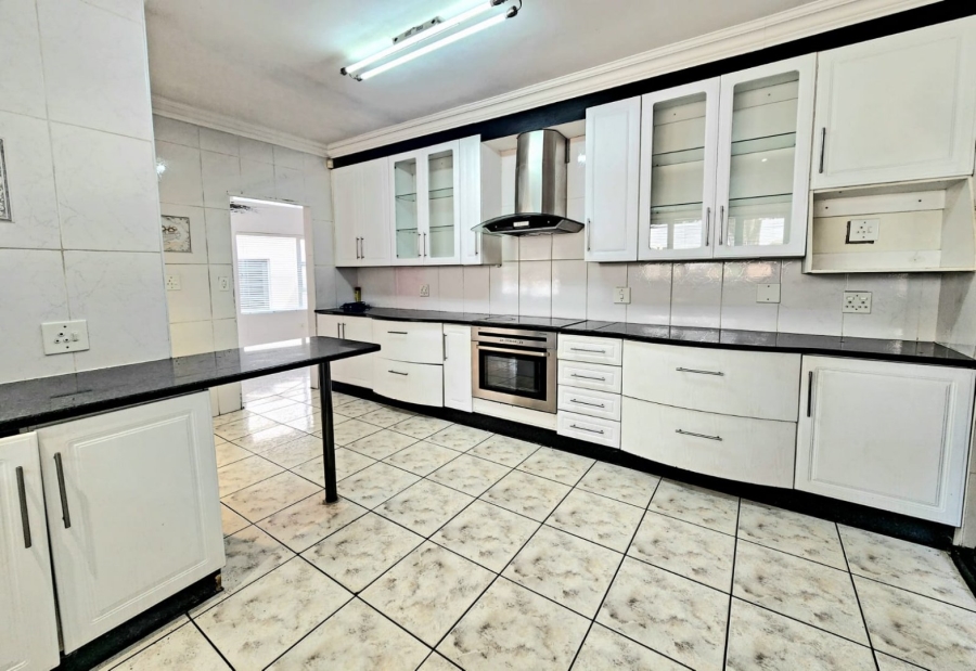 5 Bedroom Property for Sale in Glenvista Gauteng