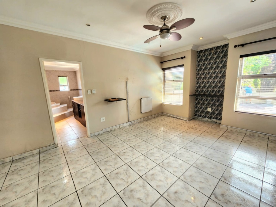 5 Bedroom Property for Sale in Glenvista Gauteng