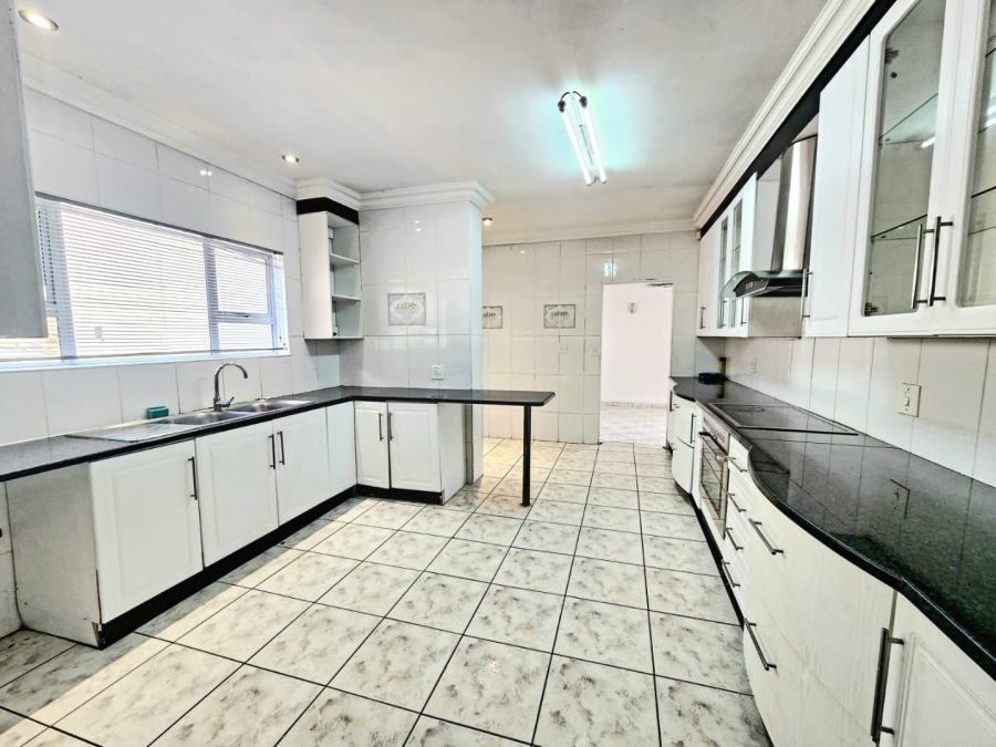 5 Bedroom Property for Sale in Glenvista Gauteng