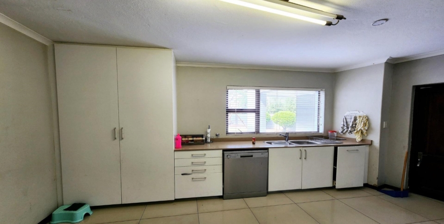6 Bedroom Property for Sale in Midstream Estate Gauteng