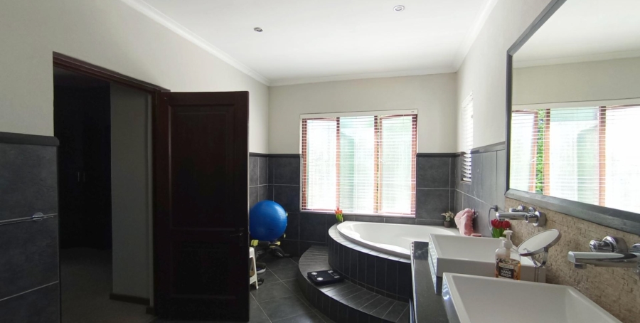 6 Bedroom Property for Sale in Midstream Estate Gauteng