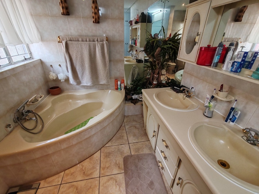 4 Bedroom Property for Sale in Magalieskruin Gauteng